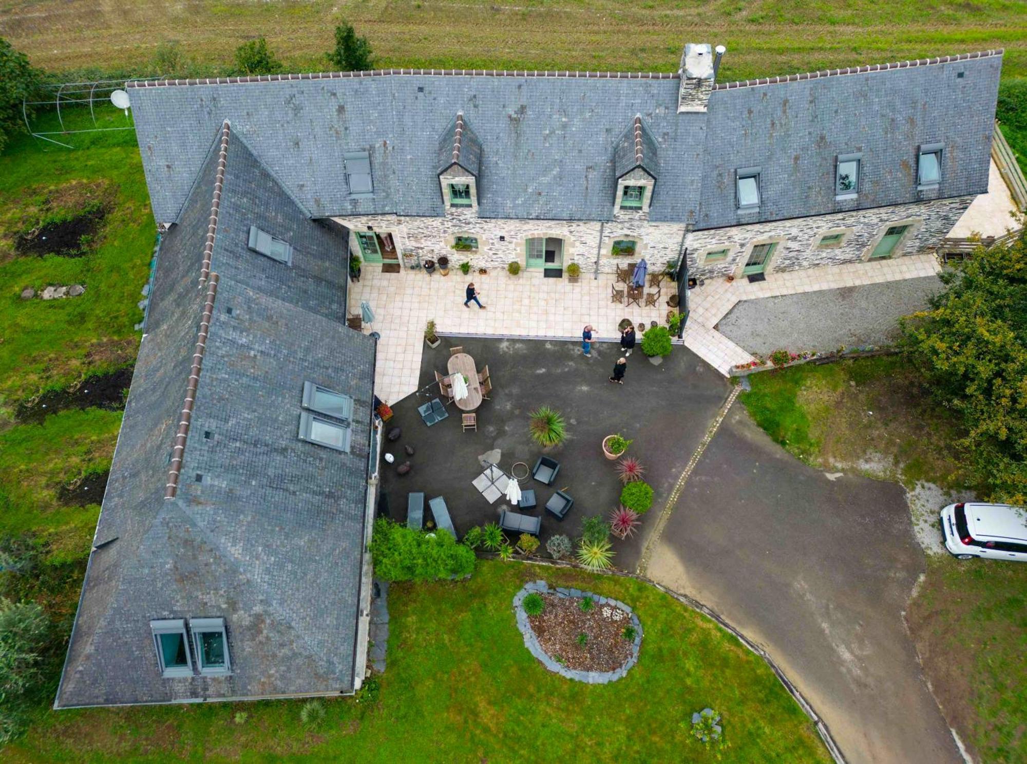 Les Pierres Bleues Bed and Breakfast Saint-Coulitz Exteriör bild
